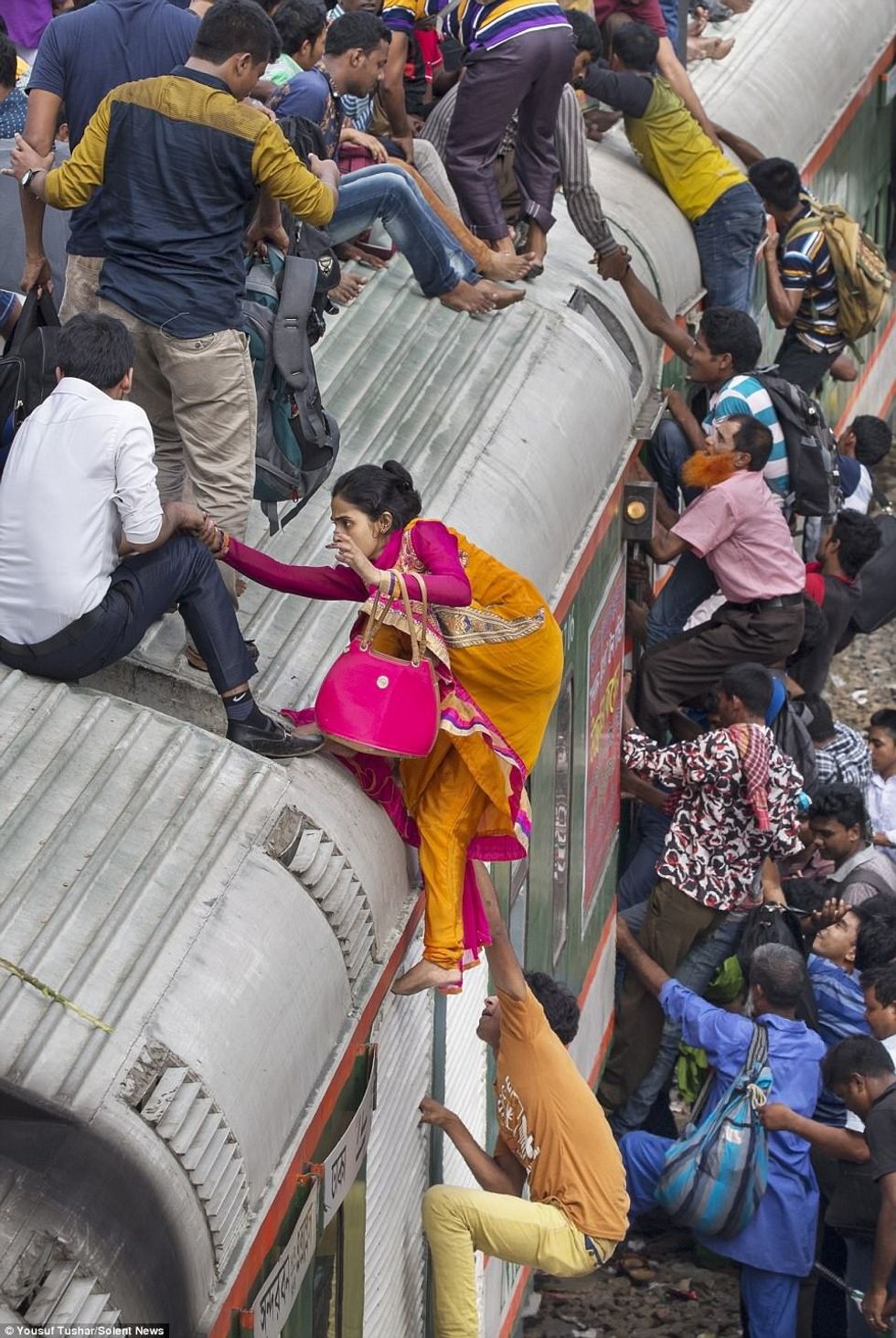 Udhëtimi i vështirë sipër trenave të mbingarkuar foto 7