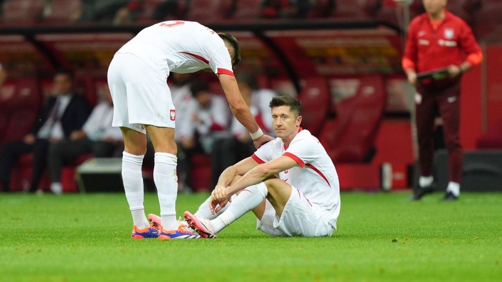 uid 9afaf1008304425982ddca5f4a597491 width 1280 play 0 pos 0 gs 0 height 720 na glownym planie robert lewandowski fot 400mmplpawel wojcik