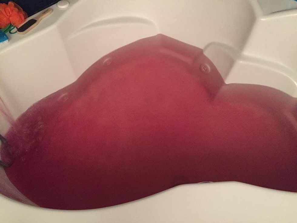 Uji i rrjedhshëm merr ngjyrë rozë per shkak te nje leshimi ne fabriken e perpunimit foto 2