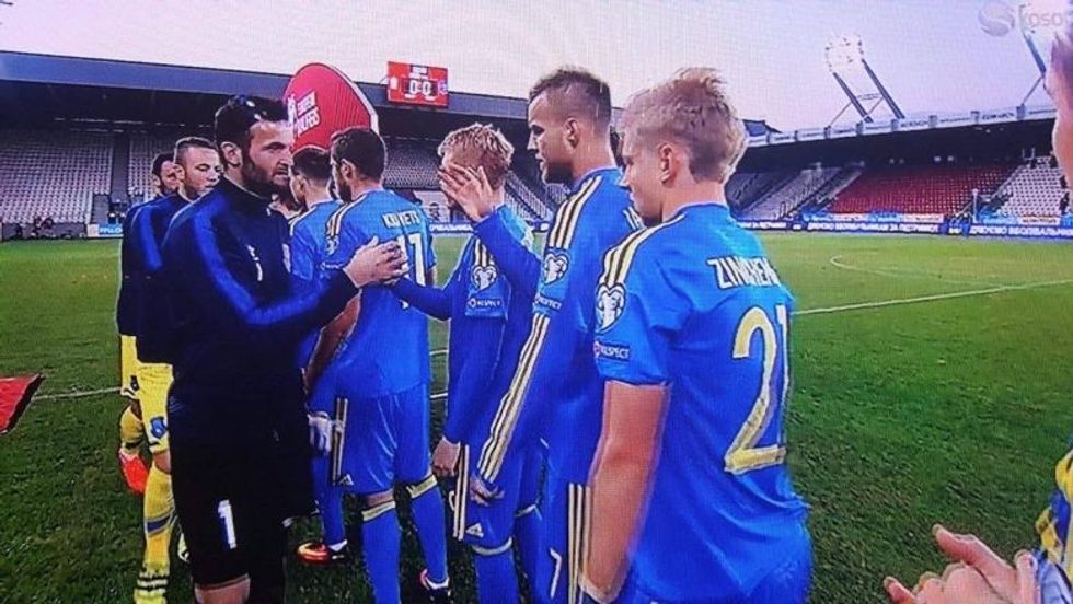 Ujkani duke u përshëndetur me lojtarët e Ukrainës para duelit në Krakov!