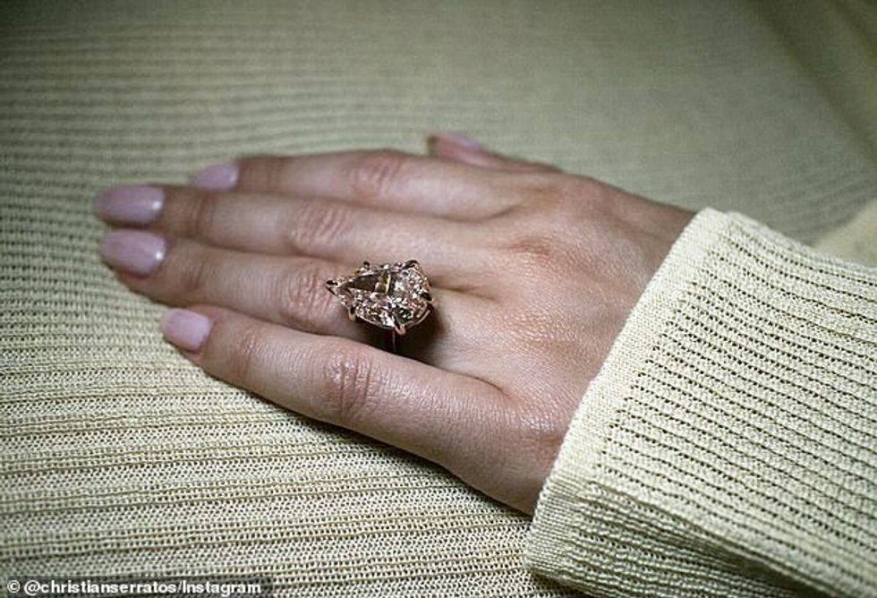 Unaza e aktores Twilight është një diamant rozë në formë dardhe, i krijuar në laborator, me peshë 11,66 karat dhe i vendosur në një brez të kuq