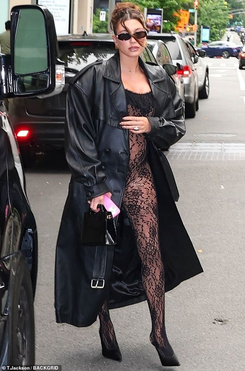 Unaza masive e fejesës me prerje ovale që Justin i dha asaj - që përflitet se ka kushtuar 1.5 milionë dollarë - mund të shihej duke shkëlqyer në dorën e majtë të Hailey-t.