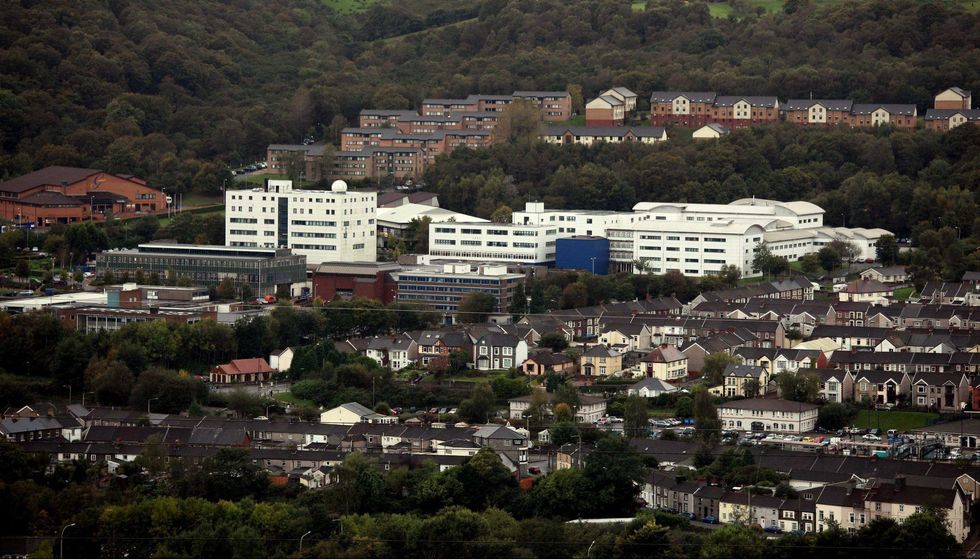 Universiteti ofron rrogë enorme per ate qe di te ligjeroje peralla foto 2