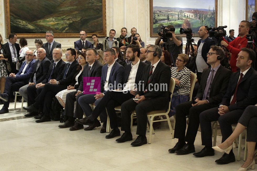 Urani Ismaili ceremonia e nenshkrimit te Listes se re te Barnave Esenciale foto Ridvan Slivova 1