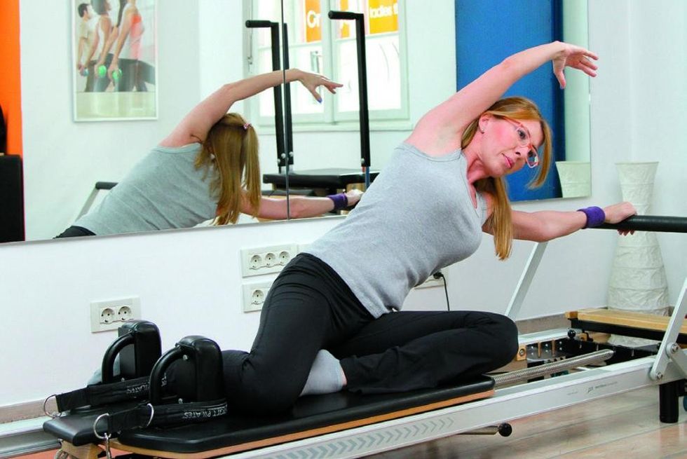 Ushtrimi i tendosjes anësore dhe forcimit të muskujve anësorë të barkut (2)