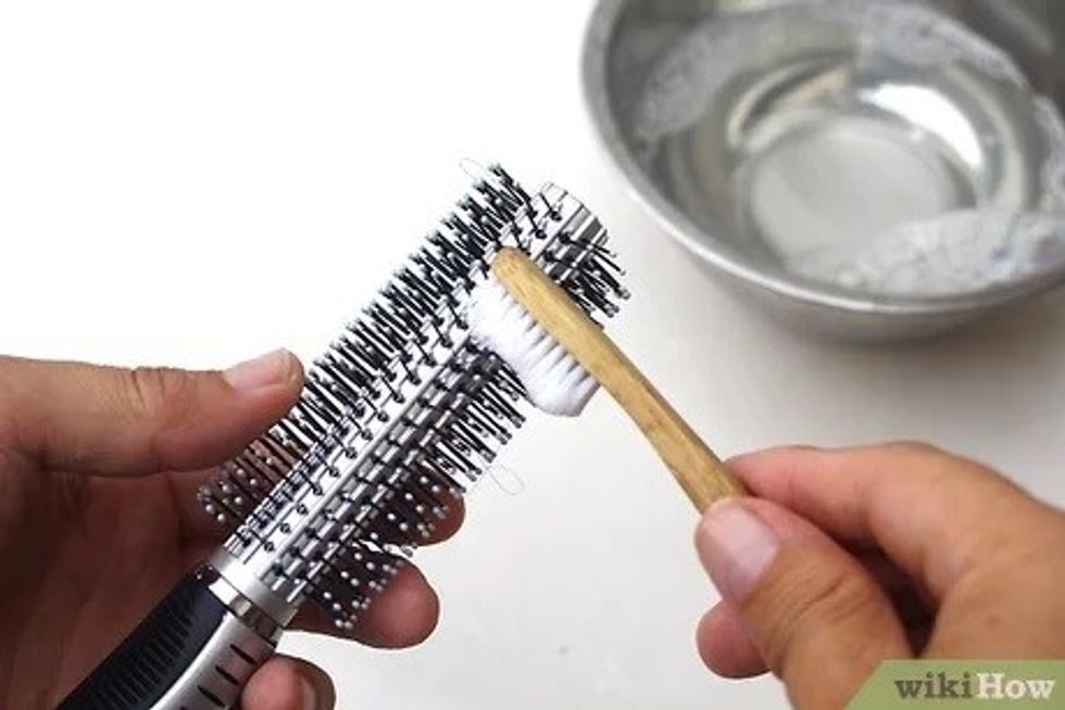 v4 460px Clean Hairbrushes and Combs Step 3 Version 2