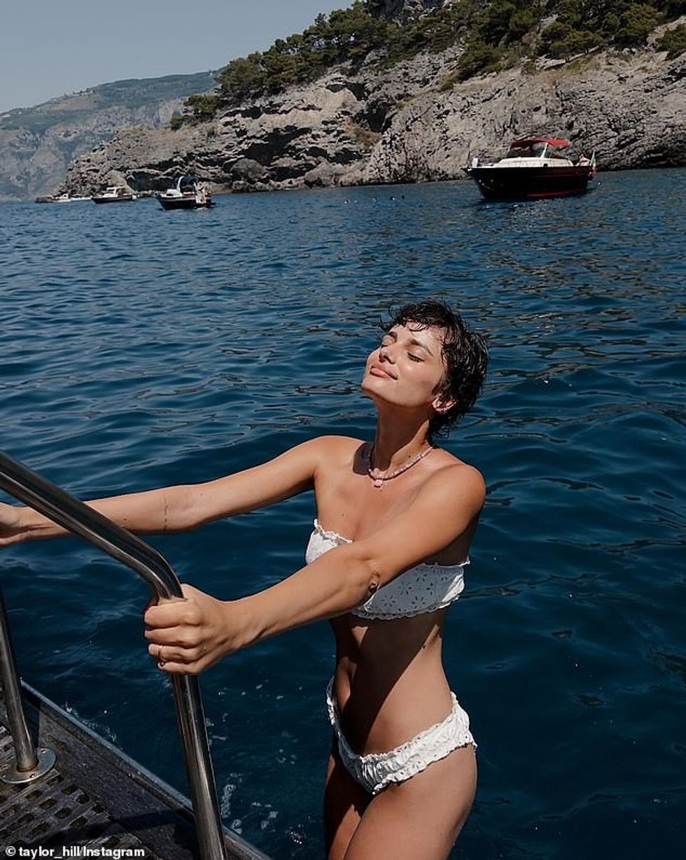 Vajza 28-vjeçare e kopertinës gumëzhinte në një dy pjesë të vogël ndërsa ishte në Detin Mesdhe teksa mbante flokët e saj të shkurtra dhe të çrregullta.