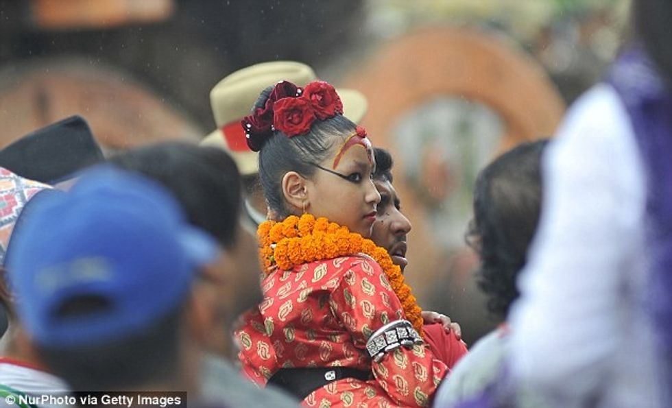 Vajza me zë të kthjellët dhe qerpikë si të lopës eshte shpallur perendi e gjalle foto 4