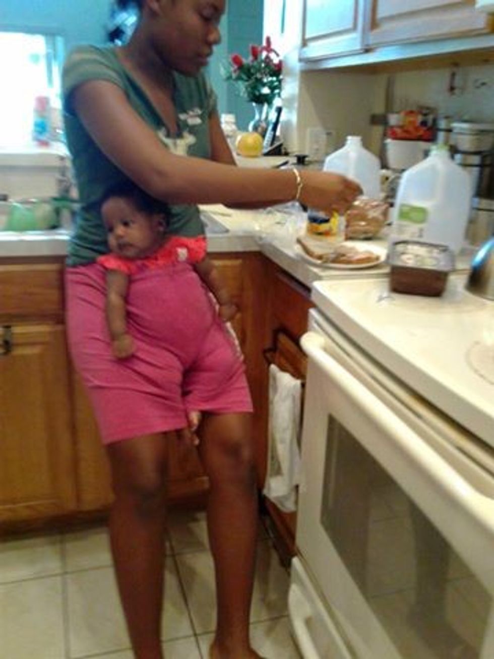 Vajzën për të cilën kujdesej e futi në pantallona qe te pergatite ushqim e pa penguar foto 2