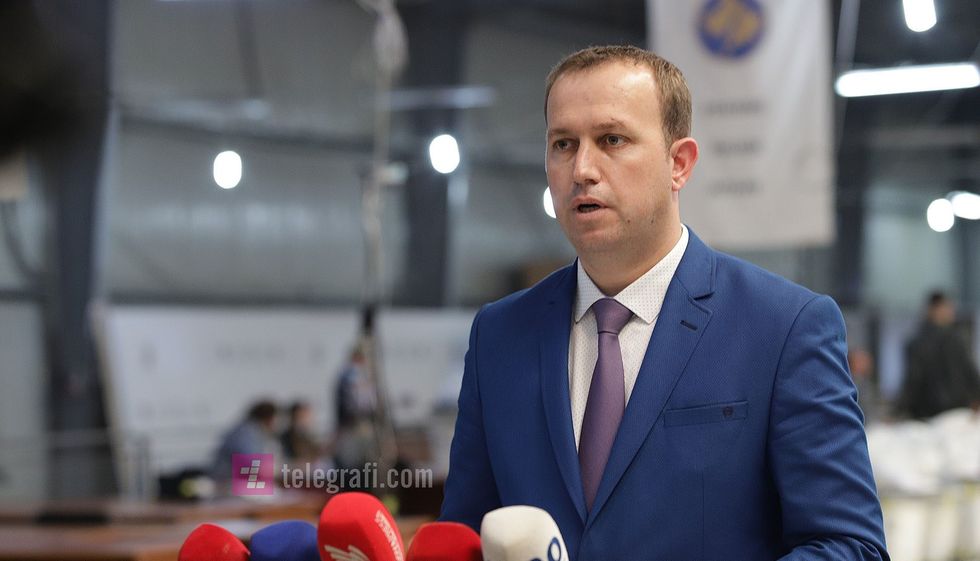 Valmir Elezi konference ne QNR zgjedhjet lokale 2021 foto Ridvan Slivova 2 e1636389310840