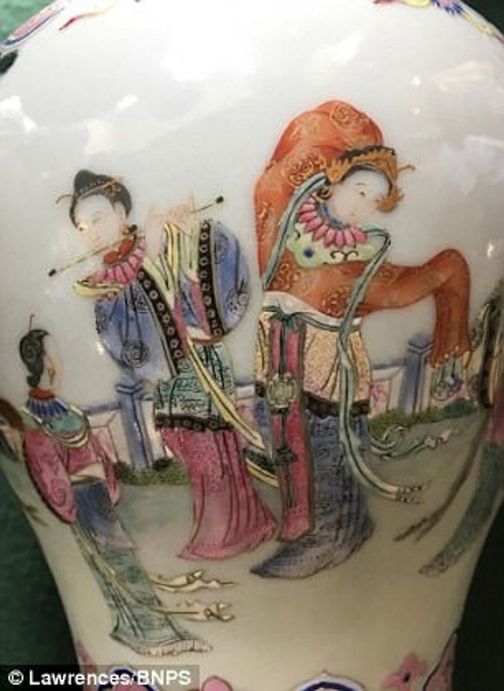 Vazot në vlerë të mbi 200 mijë eurove i mbajten pa arsye ne dollap per 30 vjet foto 2