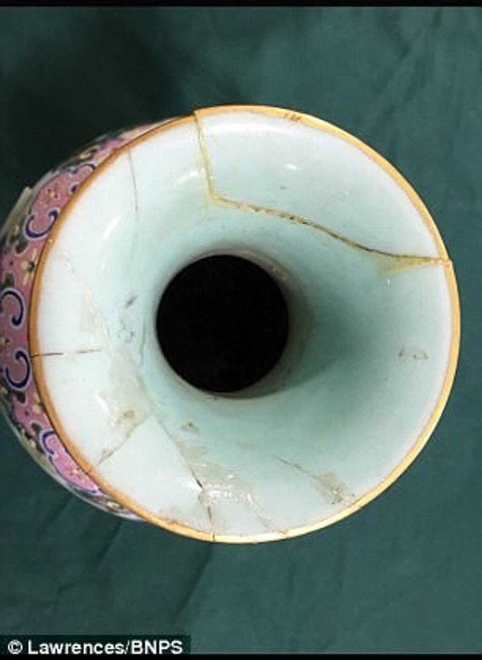 Vazot në vlerë të mbi 200 mijë eurove i mbajten pa arsye ne dollap per 30 vjet foto 3