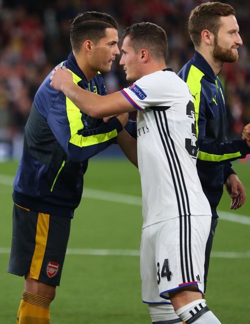 Vëllezërit Xhaka duke e përshëndetur njëri tjetrin.