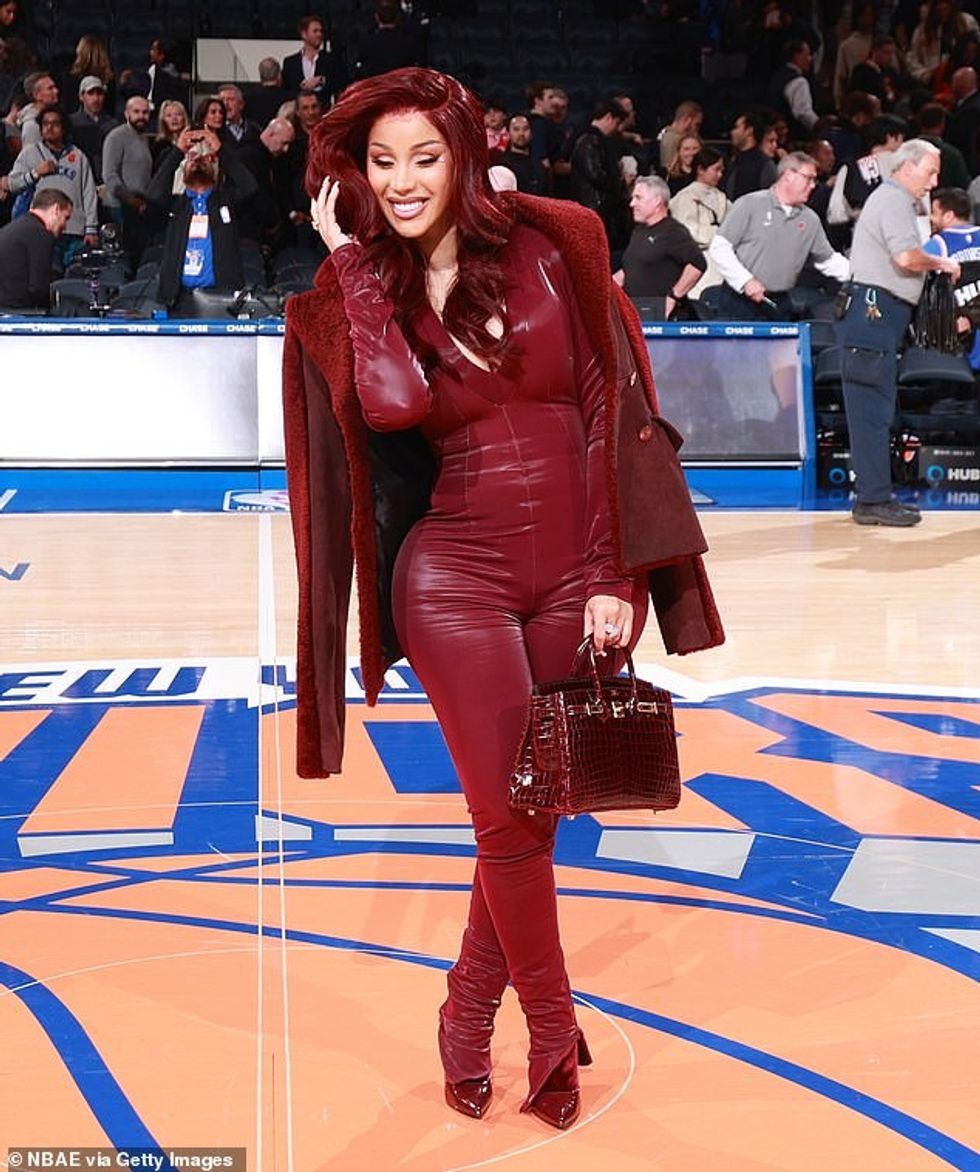 Vendasja e lagjes Washington Heights të Manhatanit, e cila ishte rritur kryesisht në Bronx të Jugut, dukej e pabesueshme për lojën e madhe me një veshje seksi ngjyrë burgundy nga koka te këmbët.