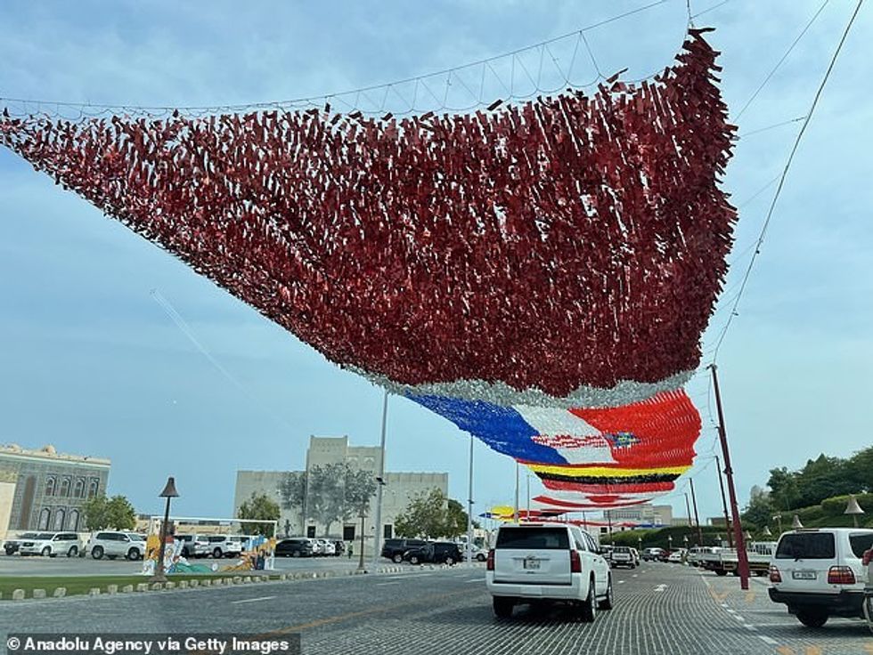 Vendi pritës ka instaluar dekorime dhe veçori në të gjithë Dohën kohët e fundit