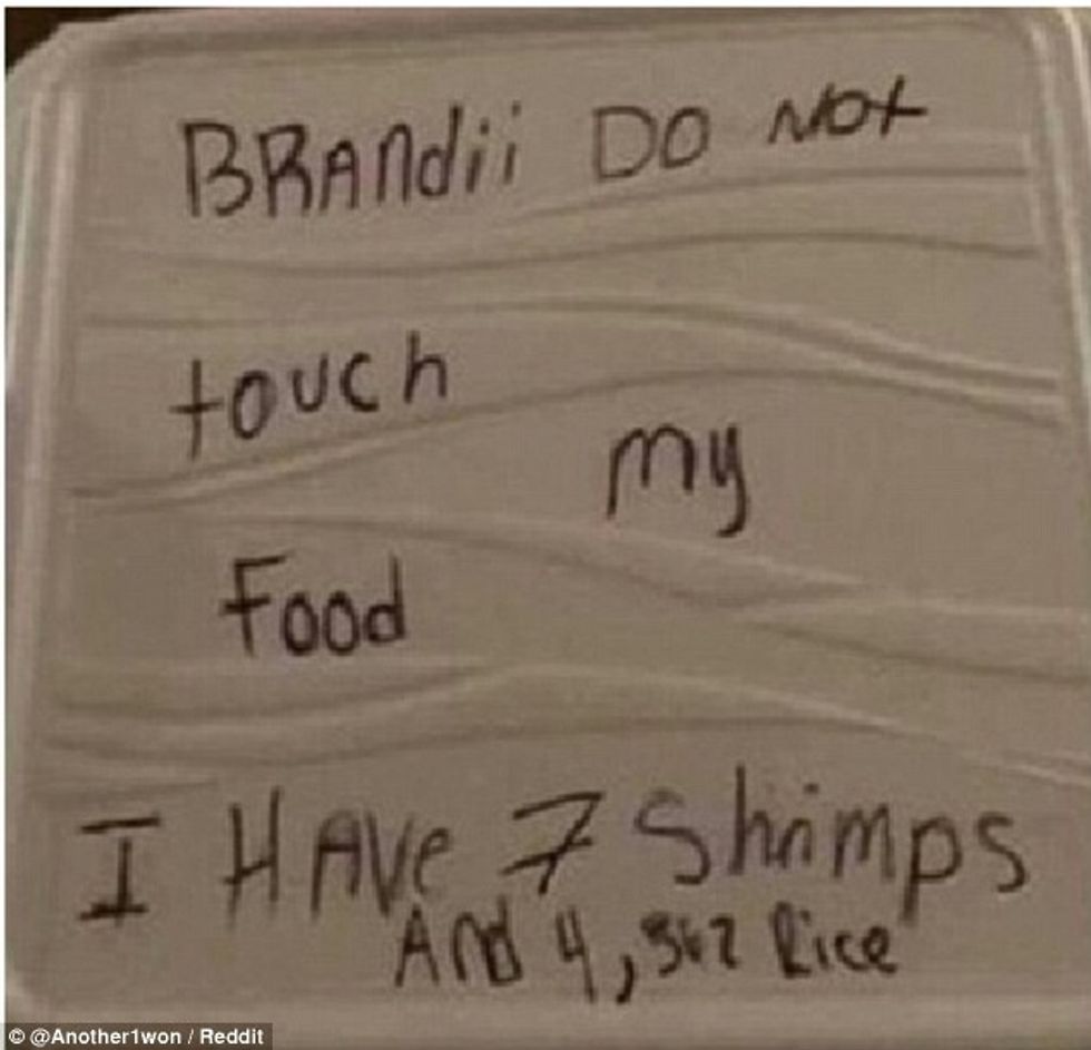 Vendosë shënim të detajuar që mos ti marrin ushqimin nga frigoriferi foto 2