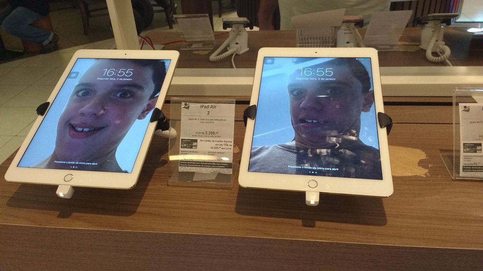 Vendosi fotografinë e tij ne ekranin e secilit telefon qe ndodhej ne dyqan foto 2