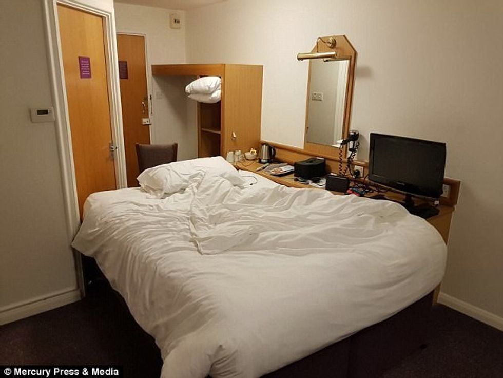 Vendosi shtratin në mes të dhomës së hotelit per te pasur prane prizen qe te mbushe telefonin foto 2