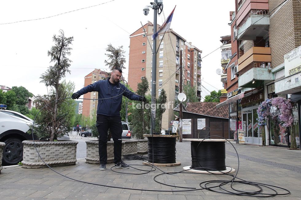 Vendosja e kamerave ne pjeset publike Mitrovica Veriore foto Ridvan Slivova 1