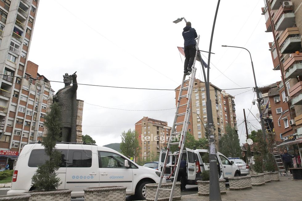 Vendosja e kamerave ne pjeset publike Mitrovica Veriore foto Ridvan Slivova 11