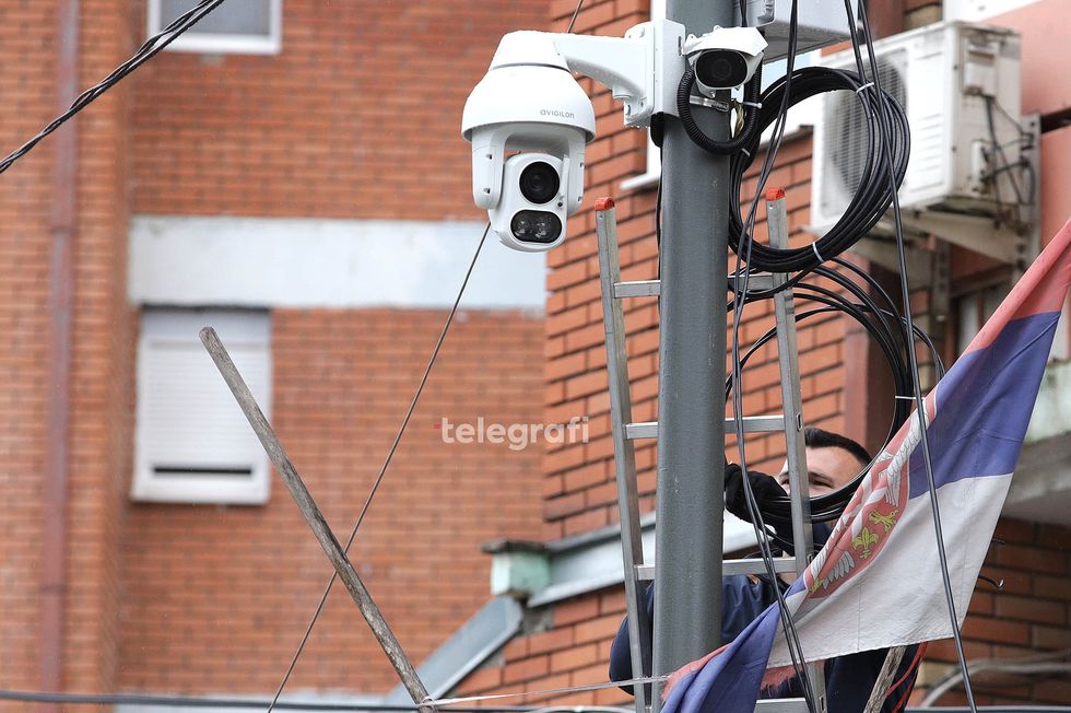 Vendosja e kamerave ne pjeset publike Mitrovica Veriore foto Ridvan Slivova 16 1