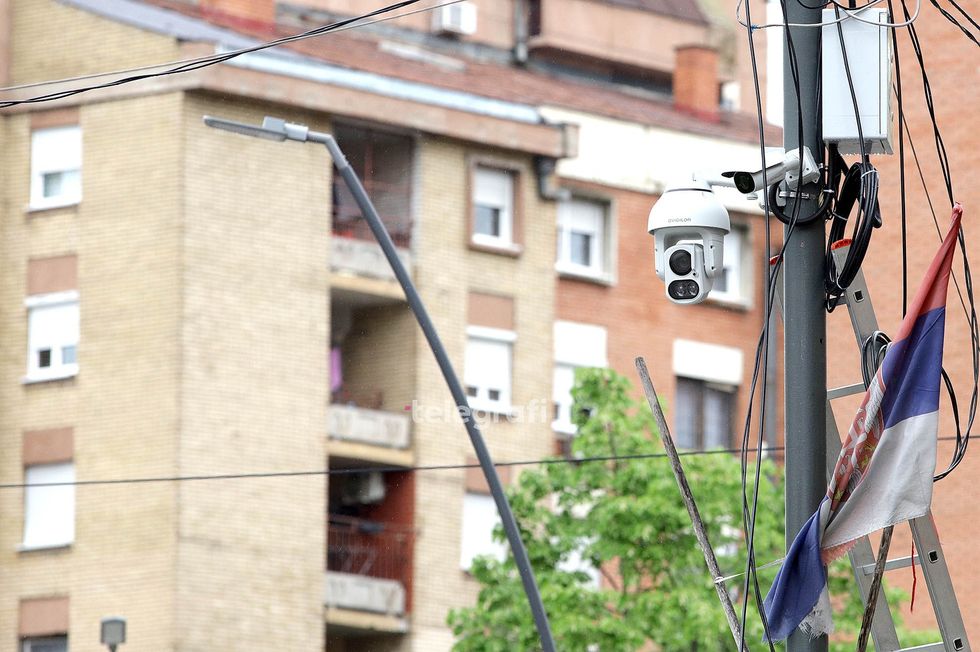 Vendosja e kamerave ne pjeset publike Mitrovica Veriore foto Ridvan Slivova 17