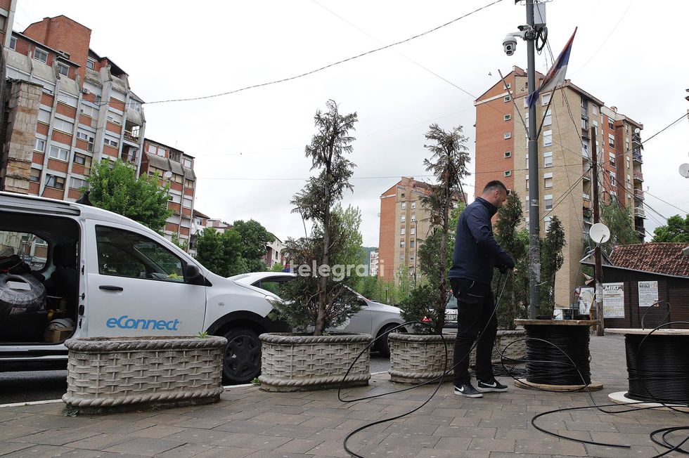 Vendosja e kamerave ne pjeset publike Mitrovica Veriore foto Ridvan Slivova 2 1