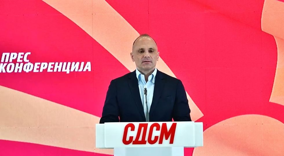 Filipçe: Mickoski krijon armiq artificialë dhe e ndan popullin në tradhtarë dhe patriotë