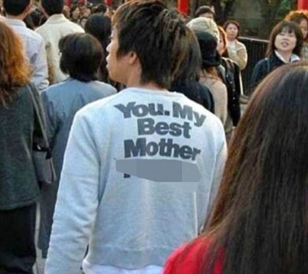 Veshën rrobe me mbishkrime që kanë kuptime të ndyta pa iu ditur kuptimin foto 10