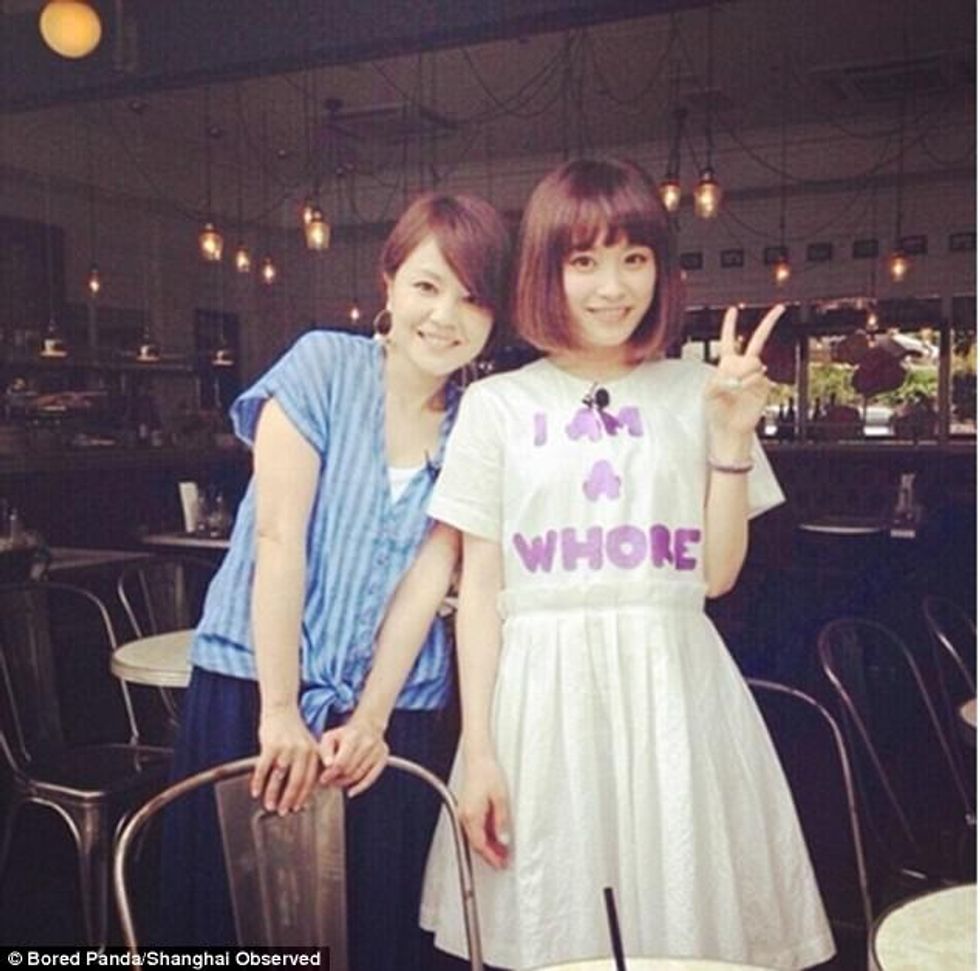 Veshën rrobe me mbishkrime që kanë kuptime të ndyta pa iu ditur kuptimin foto 2