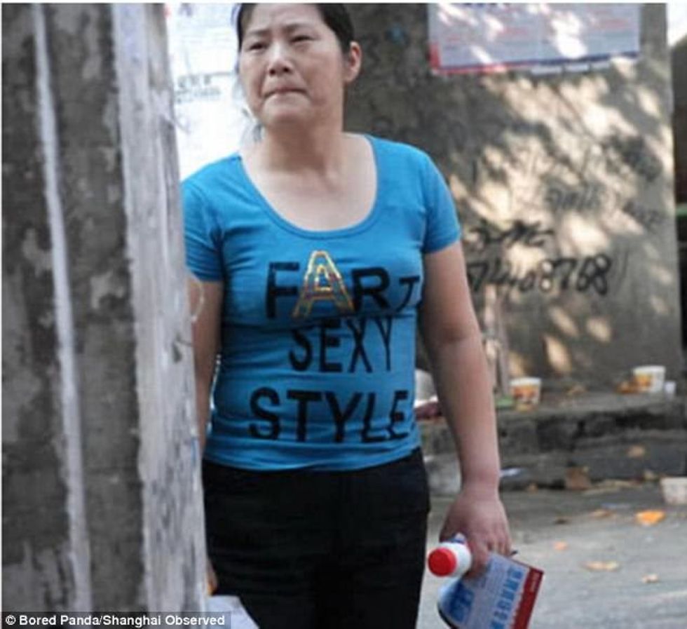 Veshën rrobe me mbishkrime që kanë kuptime të ndyta pa iu ditur kuptimin foto 3