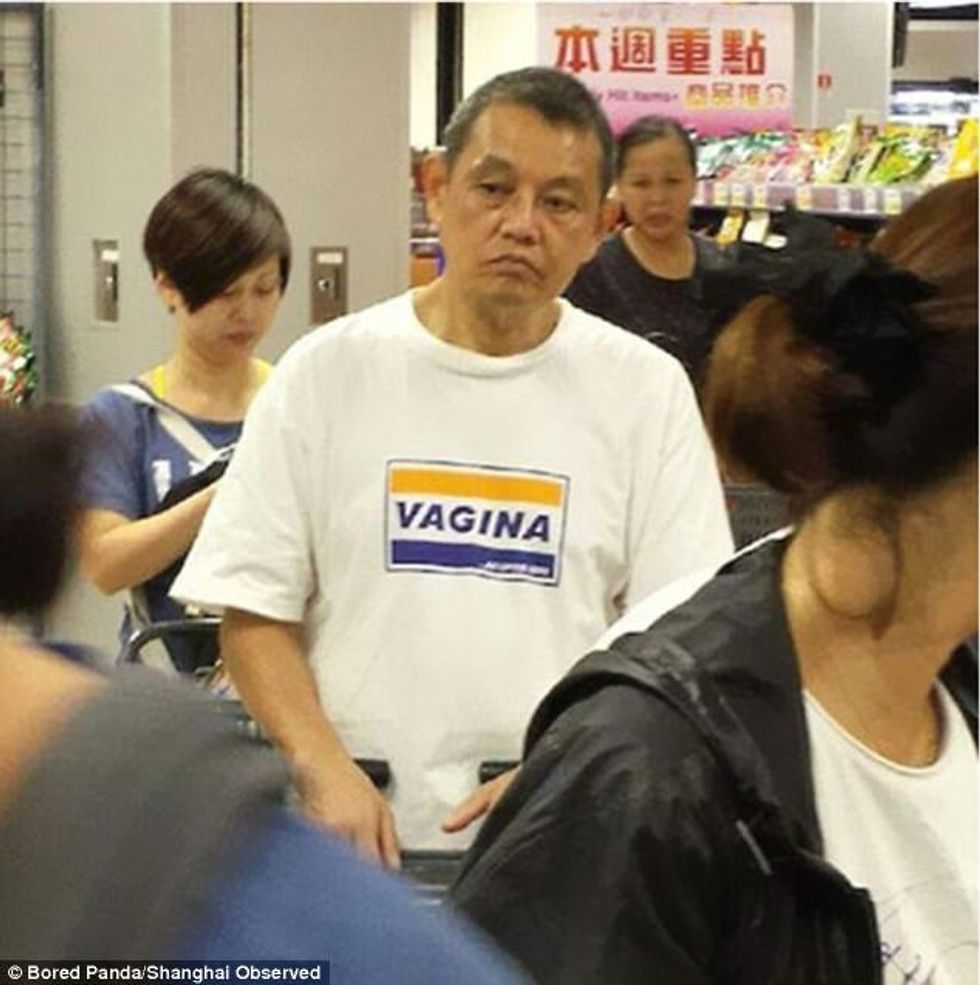 Veshën rrobe me mbishkrime që kanë kuptime të ndyta pa iu ditur kuptimin foto 4