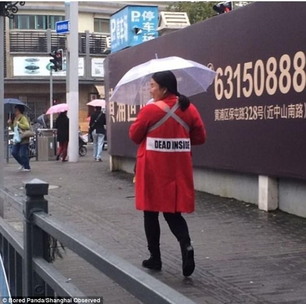 Veshën rrobe me mbishkrime që kanë kuptime të ndyta pa iu ditur kuptimin foto 5