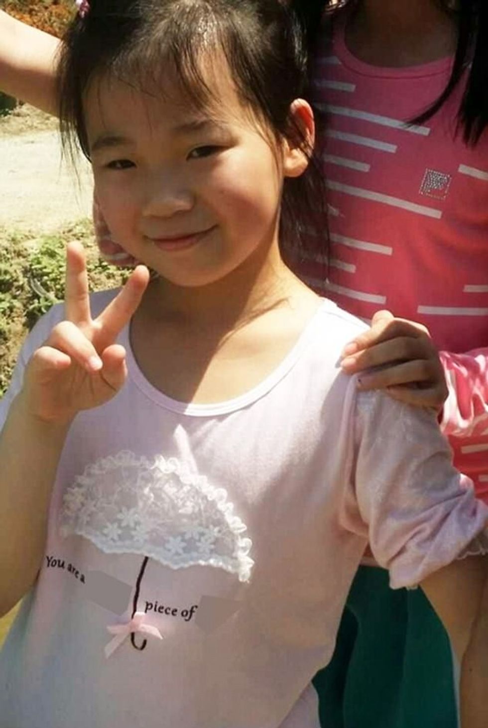 Veshën rrobe me mbishkrime që kanë kuptime të ndyta pa iu ditur kuptimin foto 7