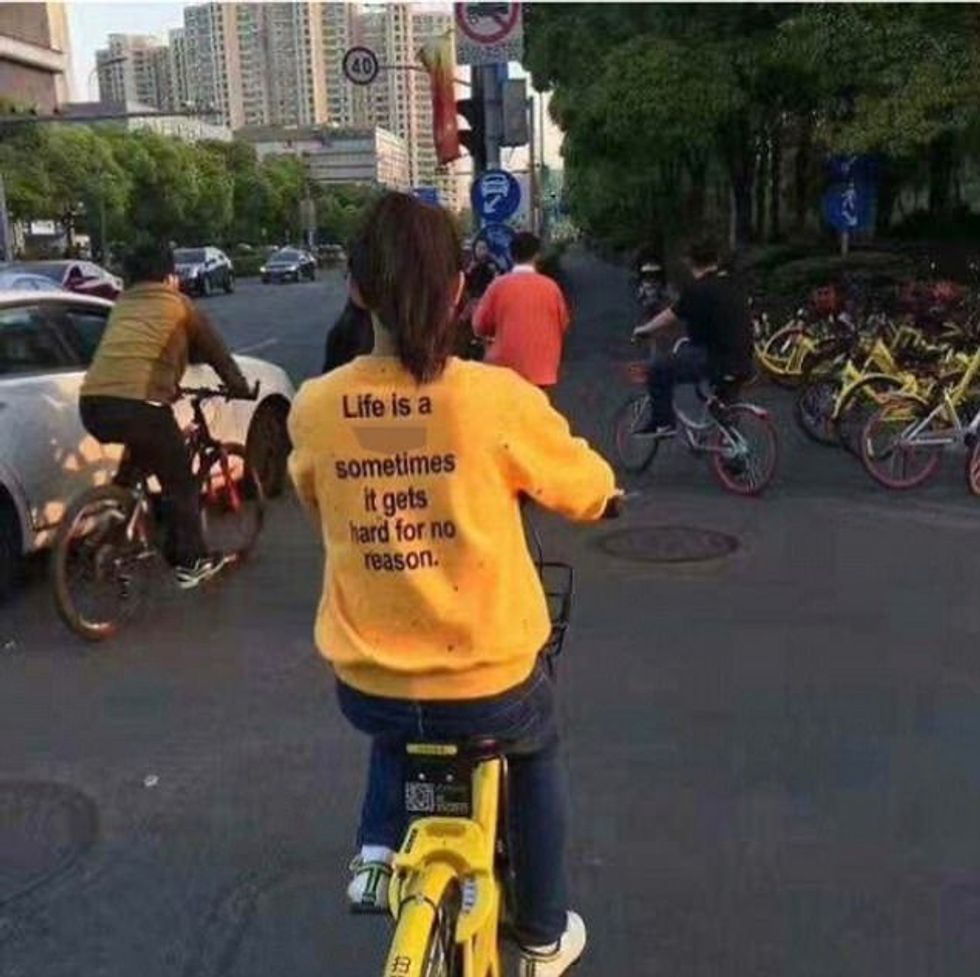 Veshën rrobe me mbishkrime që kanë kuptime të ndyta pa iu ditur kuptimin foto 8