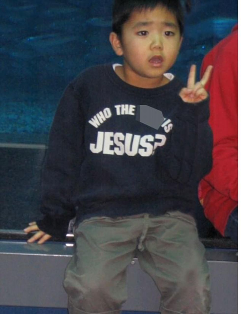 Veshën rrobe me mbishkrime që kanë kuptime të ndyta pa iu ditur kuptimin foto 9