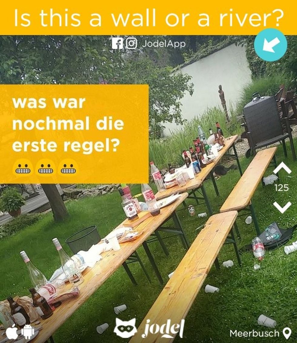 Vështirë të dallohet nëse në sfond shfaqet liqeni apo një mur foto