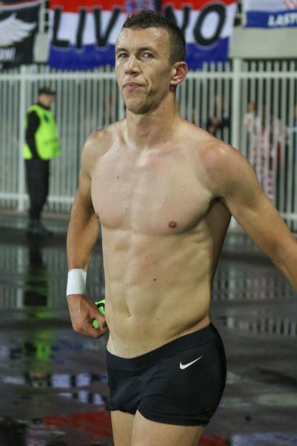 Vetëm me brekë shkoi në zhveshtore.