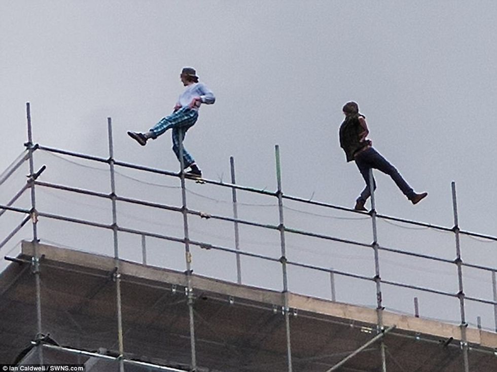 Vetëm për fotografi rrezikojne duke qendruar ne skelen e larte 80 metra foto 2