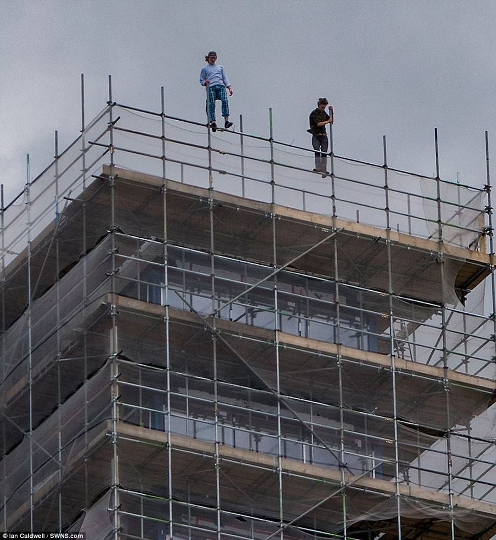 Vetëm për fotografi rrezikojne duke qendruar ne skelen e larte 80 metra foto 3