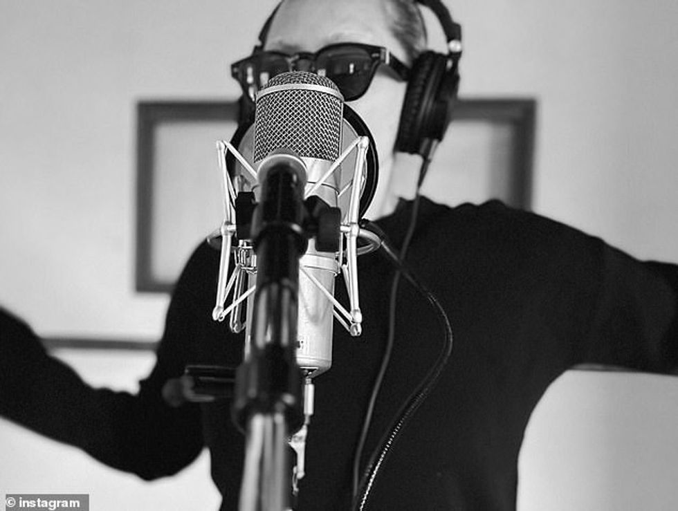 “Vetëm unë në studio jam i lumtur si kurrë më parë duke bërë muzikën të ndjehet kaq mirënjohëse, zemra është e qetë. Është si meditim. Mezi pres të më dëgjoni se për çfarë po punoj”, ka shkruar ajo