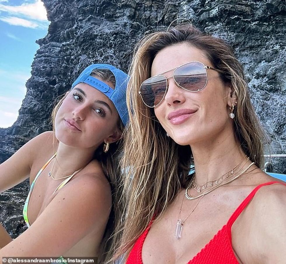 Veteranja e pistës pozoi pranë vajzës së saj të ngjashme, Anja, 15 vjeç, e cila kishte veshur një rroba banje me shumë nuanca me një kapelë blu mbrapsht në kokë.