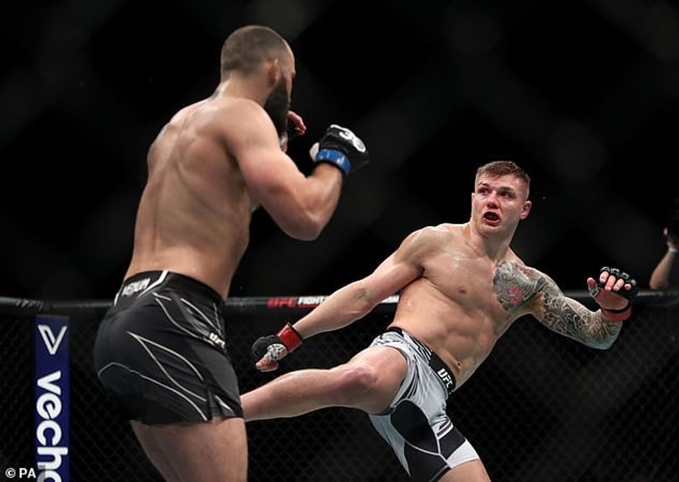 Vettori, djathtas, kapërceu Roman Dolidze në meçin e tyre për peshën e mesme në UFC 286 në Londër.