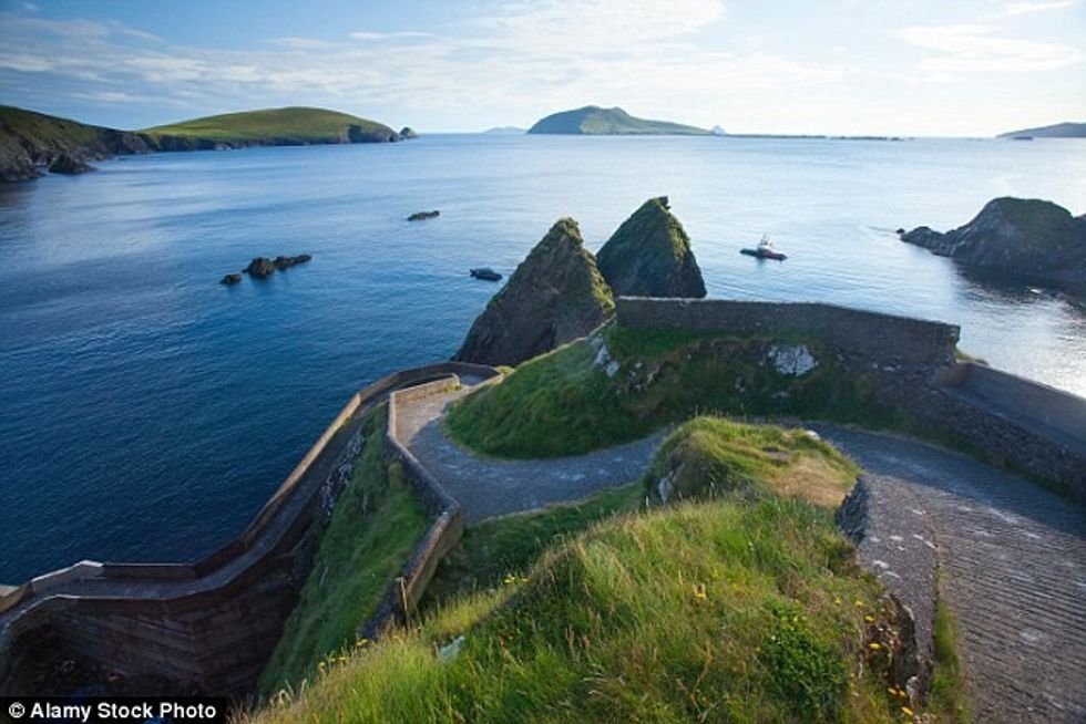Vetura bllokohet në shtegun e ngushtë që quhet Rruga e Deleve foto 3