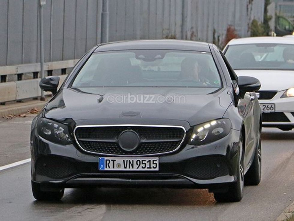 vetura-e-class-kapet-gjate-procesit-te-testimit-bie-ne-sy-tavani-tejet-elegant-foto-2