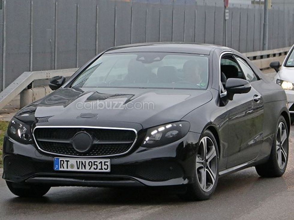 vetura-e-class-kapet-gjate-procesit-te-testimit-bie-ne-sy-tavani-tejet-elegant-foto-3