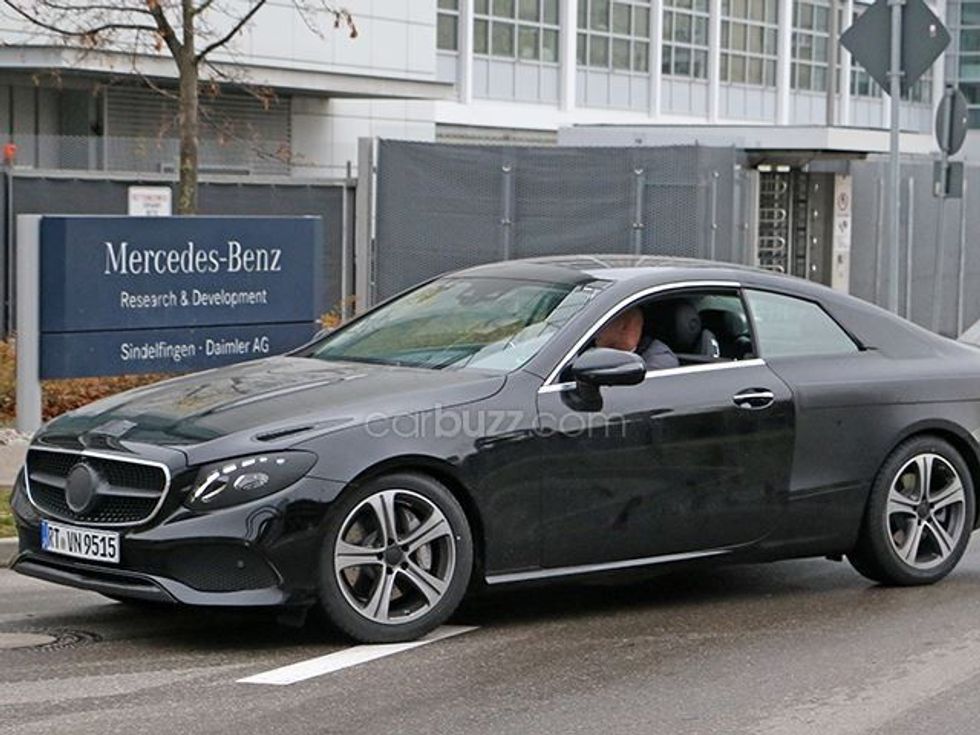 vetura-e-class-kapet-gjate-procesit-te-testimit-bie-ne-sy-tavani-tejet-elegant-foto-4