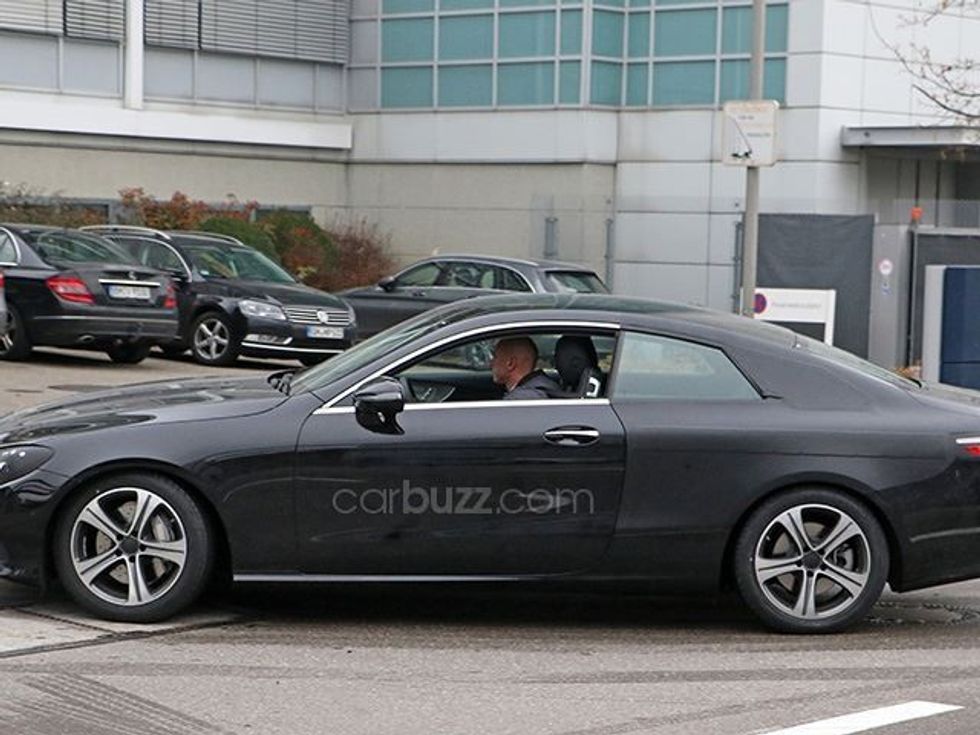 vetura-e-class-kapet-gjate-procesit-te-testimit-bie-ne-sy-tavani-tejet-elegant-foto-5