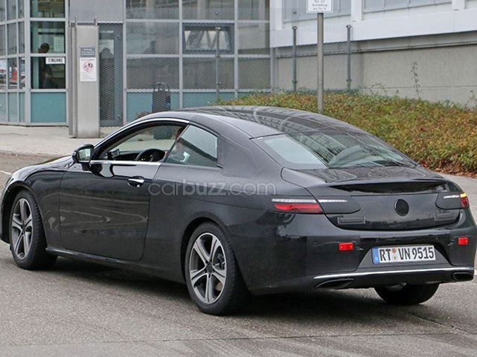 vetura-e-class-kapet-gjate-procesit-te-testimit-bie-ne-sy-tavani-tejet-elegant-foto-7