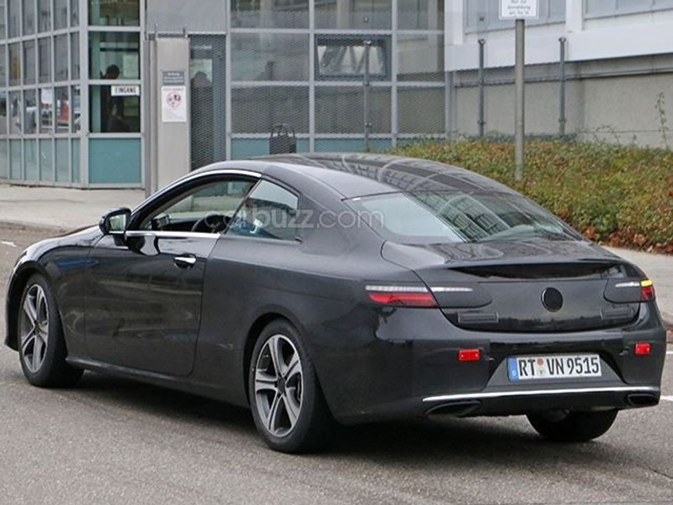 vetura-e-class-kapet-gjate-procesit-te-testimit-bie-ne-sy-tavani-tejet-elegant-foto-8